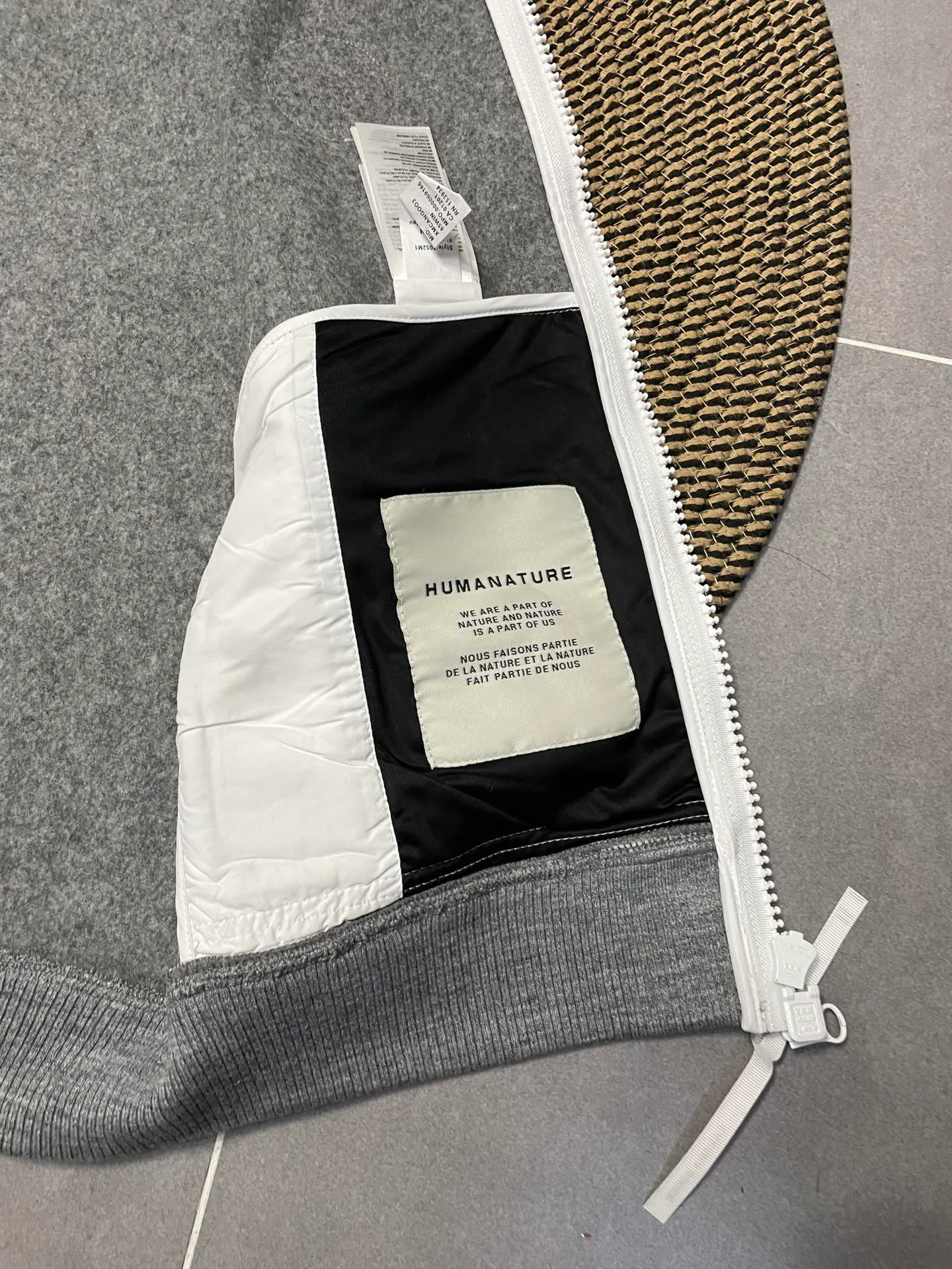 P600 Gray CANADA GOOSE/Canada Goose Autumn and Winter Couple's Fleece Vest Jacket 🔘Color: Black Gray Khaki Highest version Original fabric High version High quality) ⚠All details Fabric accessories craftsmanship (all 1:1 passed inspection) (The owner is a "detail monster" so the goods he makes also pay attention to details) 1⃣ Distinguish the wrong version of the market goods: all go single line ❌ Our genuine 1:1 special machine presses the line (high requirements for machine workers) 2⃣ Differentiates the market from drawings and making goods. Fabric color difference is too big. You get what you pay for, not fast food. 3⃣ Differentiates the market from low-end versions to receive labels, hang tags, and wash labels. All our accessories are custom-made (approved level) 4⃣ Differentiates the market from the detail-free workmanship❌ Our workmanship: neckline, shoulder line, armholes, cuffs, hem (In order to increase the cost, we must also restore the original product: yoke taping, double needle threading🔍) Size: S-XXL